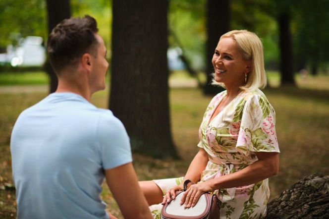 "Pierwsza miłość": Krystian pociesza Łucję Reterską, która wciąż nie umie pogodzić się ze stratą syna. Bohaterów łączy coraz większa sympatia…