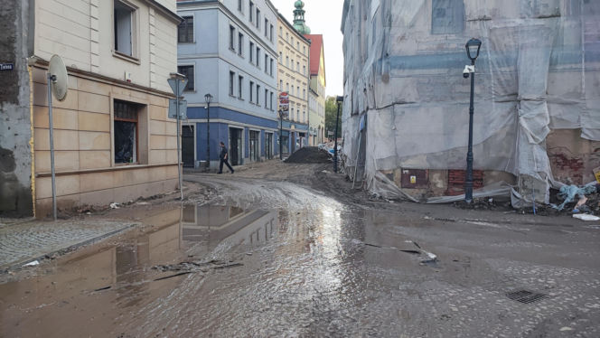 Pękła tama, fala zalała miasto. Dwa lata od koszmaru na Dolnym Śląsku. "Dzieci płakały"