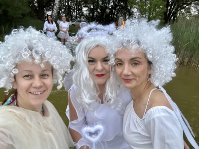 Anielskie skrzydła nad zalewem Piachy. Morsujące Wiedźmy Świętokrzyskie w wyjątkowej akcji o świcie!