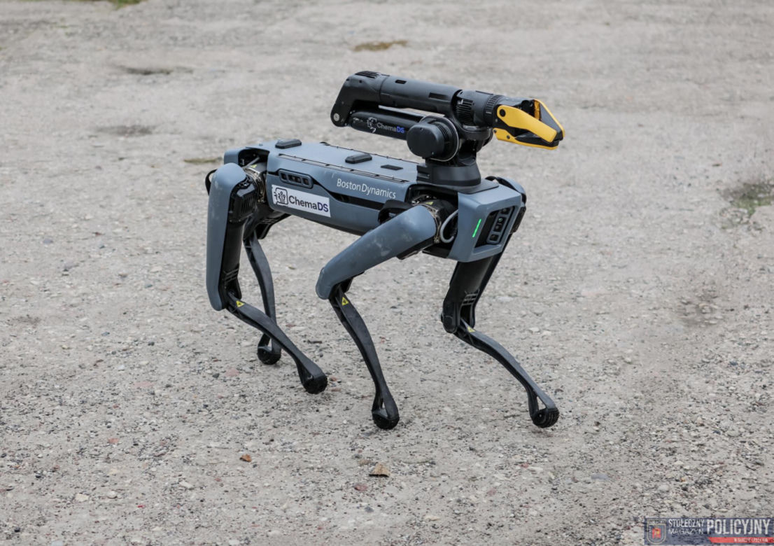 Ma cztery łapy, stalowe serce i właśnie podał łapę policjantowi. „Robopies” nowym hitem w służbach