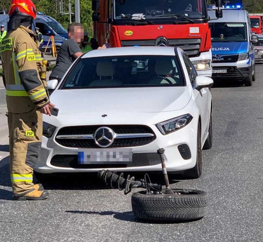 Dachowanie traficara w Warszawie. Ściął latarnię, która uderzyła w drugi pojazd