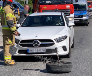 Dachowanie traficara w Warszawie. Ściął latarnię, która uderzyła w drugi pojazd
