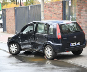 Pościg na Pradze, sportowy mercedes kompletnie rozbity. Trzy osoby trafiły do szpitala
