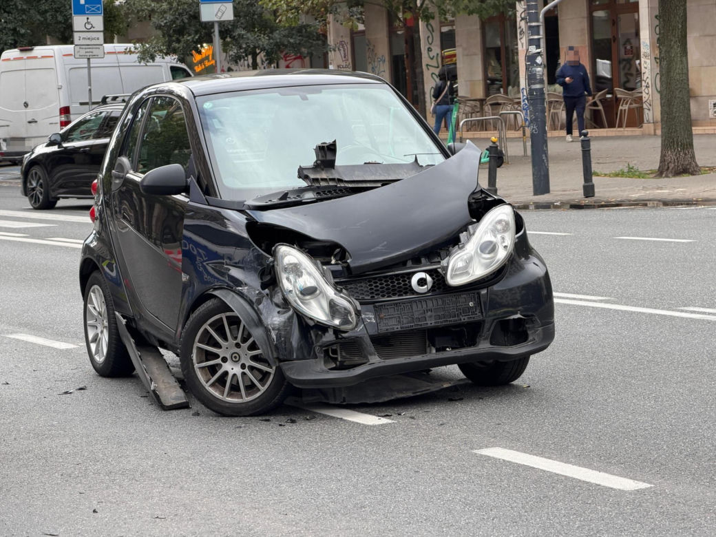 Zderzenie radiowozu na sygnale ze smartem w centrum Warszawy. Policjant trafił do szpitala