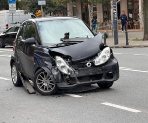 Zderzenie radiowozu na sygnale ze smartem w centrum Warszawy. Policjant trafił do szpitala