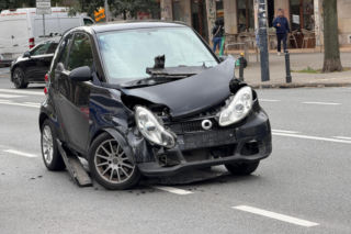 Zderzenie radiowozu na sygnale ze smartem w centrum Warszawy. Policjant trafił do szpitala