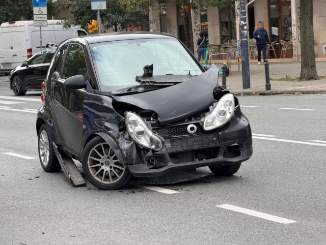 Zderzenie radiowozu na sygnale ze smartem w centrum Warszawy. Policjant trafił do szpitala