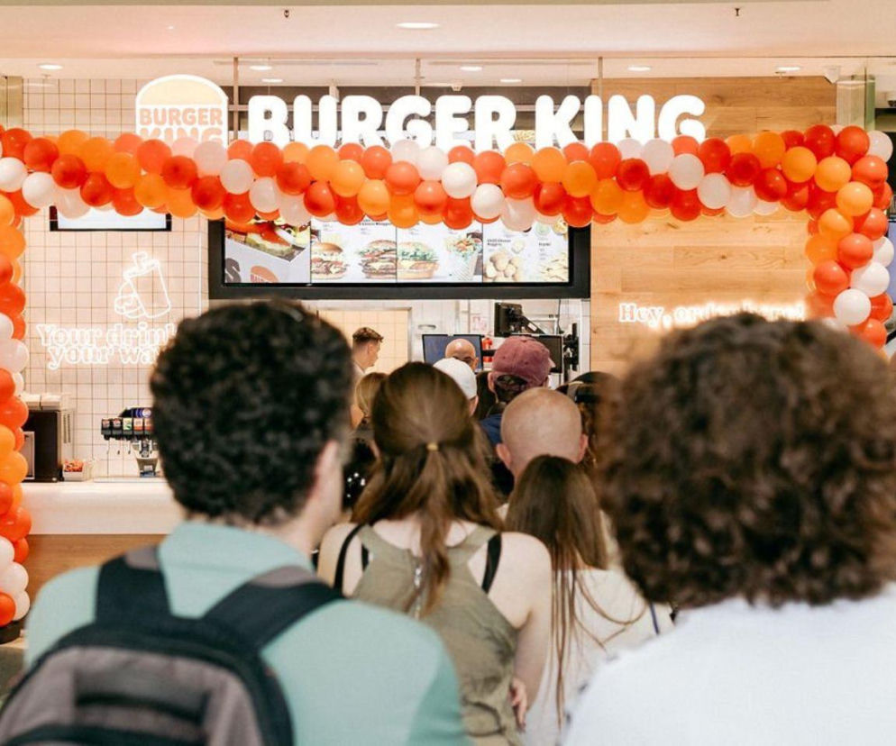 Kolejka ludzi przed nowym Burger Kingiem z bramą z balonów. O otwarciu lokalu w Białymstoku przeczytasz w Eska.