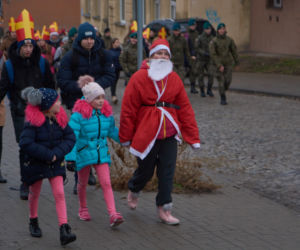 Setki Mikołajów w centrum miasta. Orszak św. Mikołaja w Lublinie