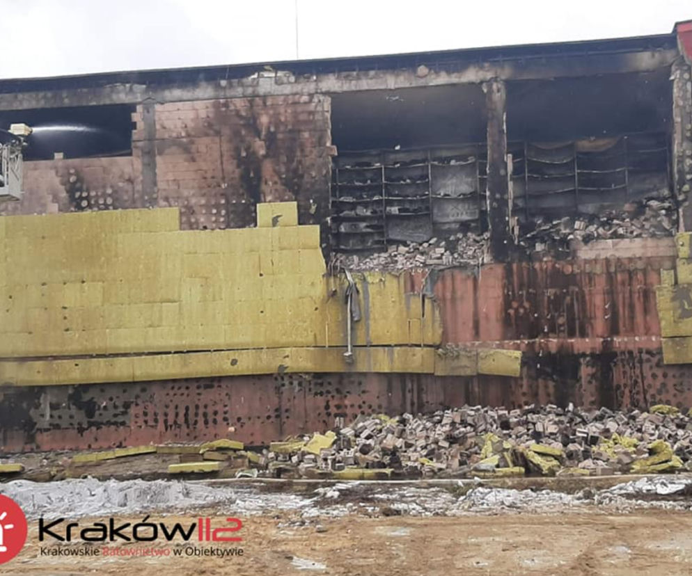 Kraków: PRZEŁOM! Pożar archiwum opanowany w PIĄTEJ DOBIE. Strażacy ROZBIORĄ budynek 