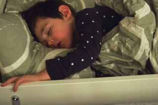 Dziecko zgrzyta zębami w nocy? Sprawdź, czy powodem nie jest stres lub trzeci migdał