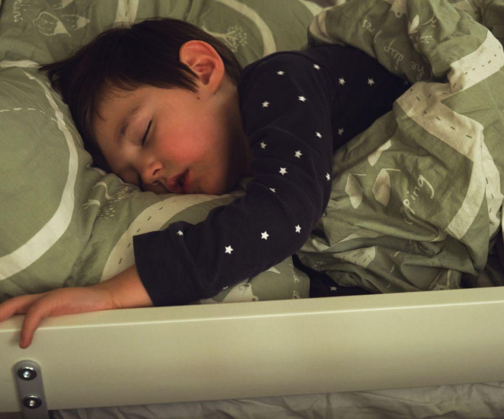 Dziecko zgrzyta zębami w nocy? To wcale nie jest objaw owsików