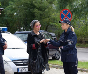 M jak miłość odc. 1559. Sonia (Barbara Wypych), wróżka Calista (Dorota Liliental), Janek (Tomas Kollarik)
