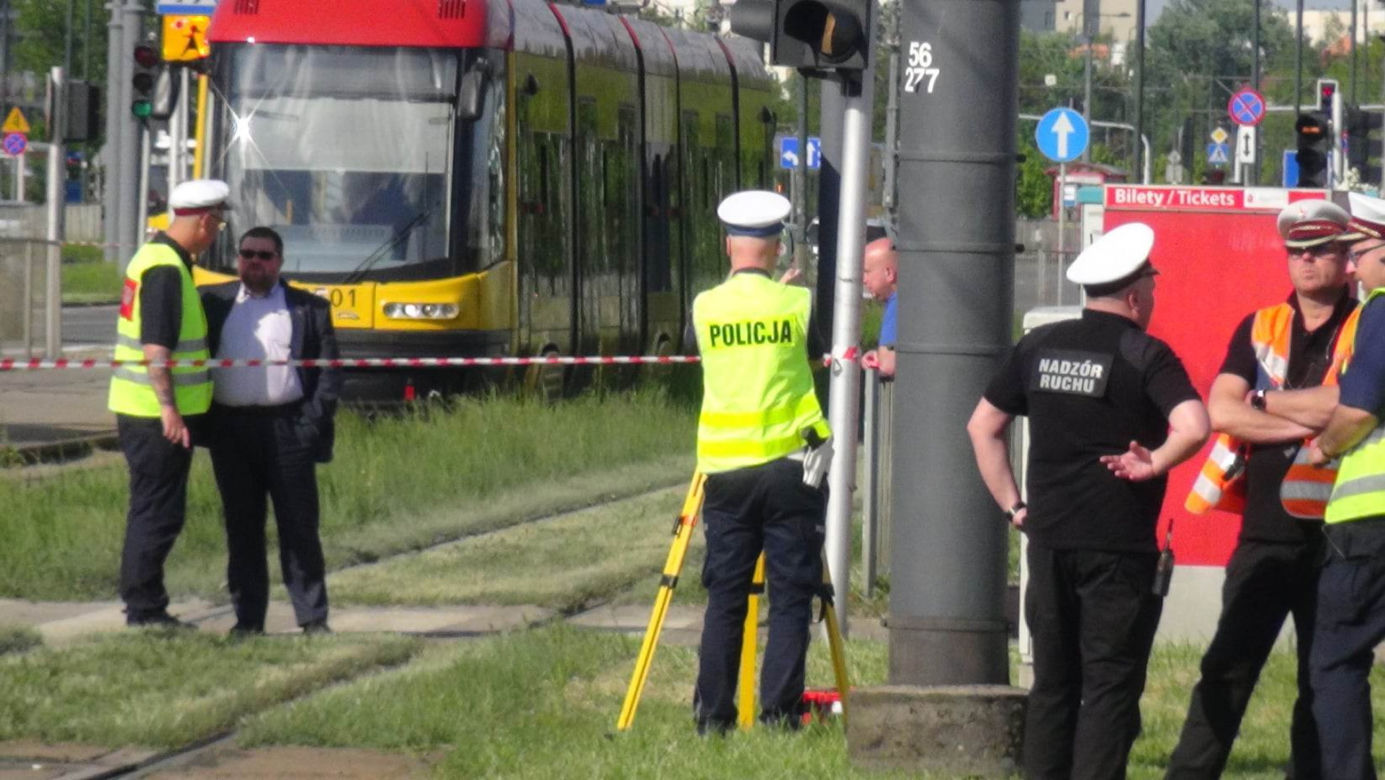 Makabryczny wypadek na Nowym Bemowie. Nie żyje mężczyzna zmiażdżony przez tramwaj