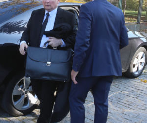 Zoperują prezesowi kolano bez kolejki