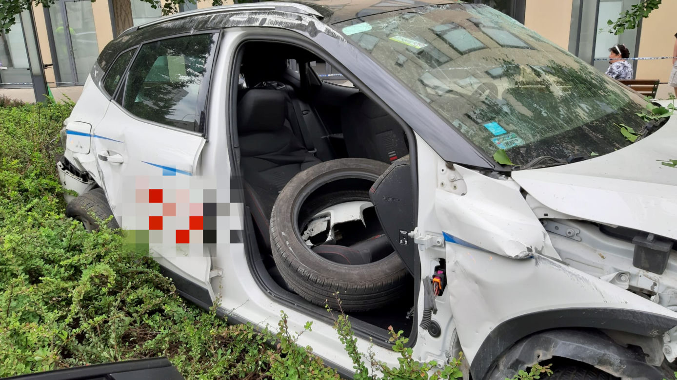 Pijany próbował uciekać przed policją. Uderzył w auto i wylądował na dachu