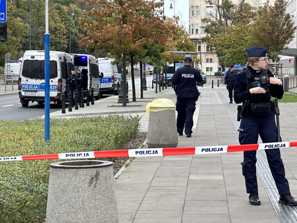 Pilna ewakuacja w centrum. Mężczyzna wszedł na pomnik smoleński i grozi wysadzeniem