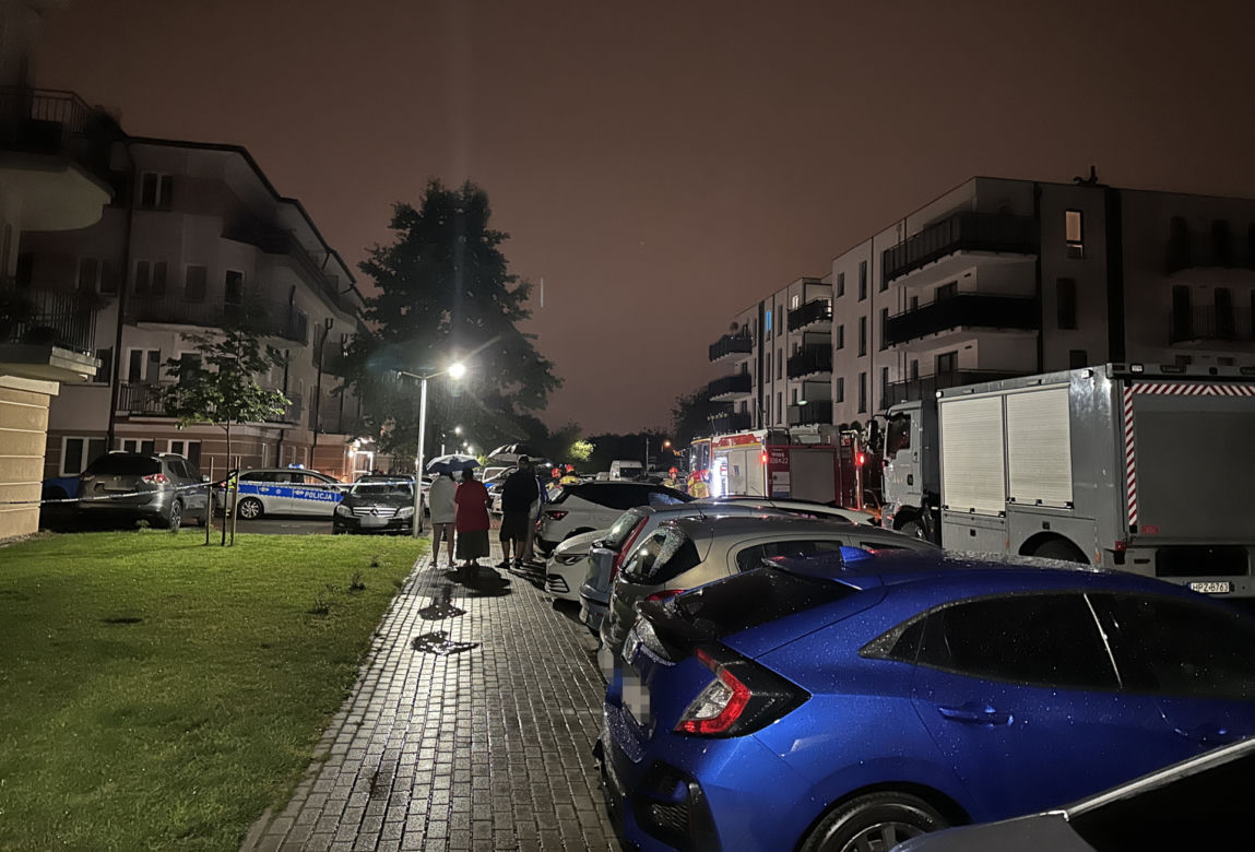 Ewakuacja mieszkańców. Blok otoczył kordon policji. „W jednym mieszkaniu słychać było strzały”