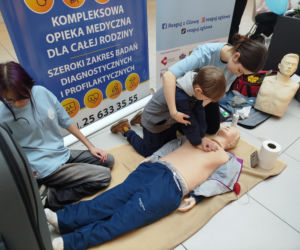 Uczennice IV LO szkolą Siedlczan z udzielania pierwszej pomocy