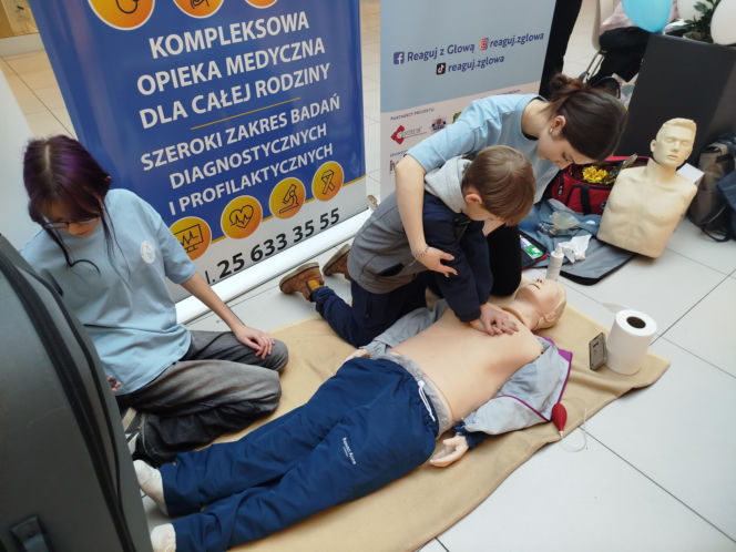 Uczennice IV LO szkolą Siedlczan z udzielania pierwszej pomocy