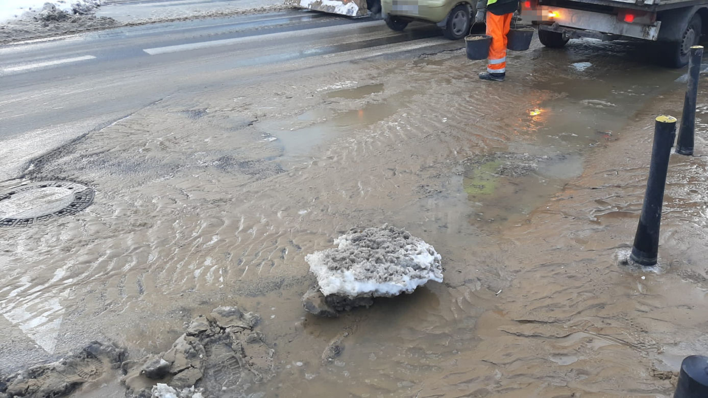 Potężna awaria na woli. Woda zalała ulicę, gigantyczne utrudnienia