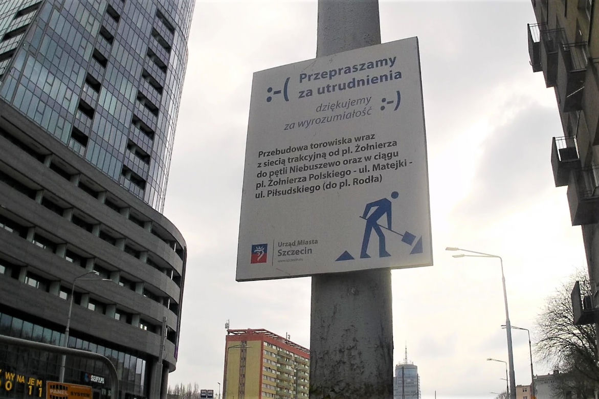 Słupy utrudniają życie pieszym na al. Wyzwolenia
