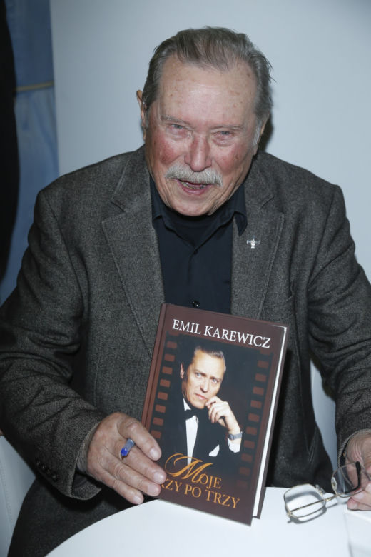 Syn Karewicza przeniesie prochy mamy do grobu taty