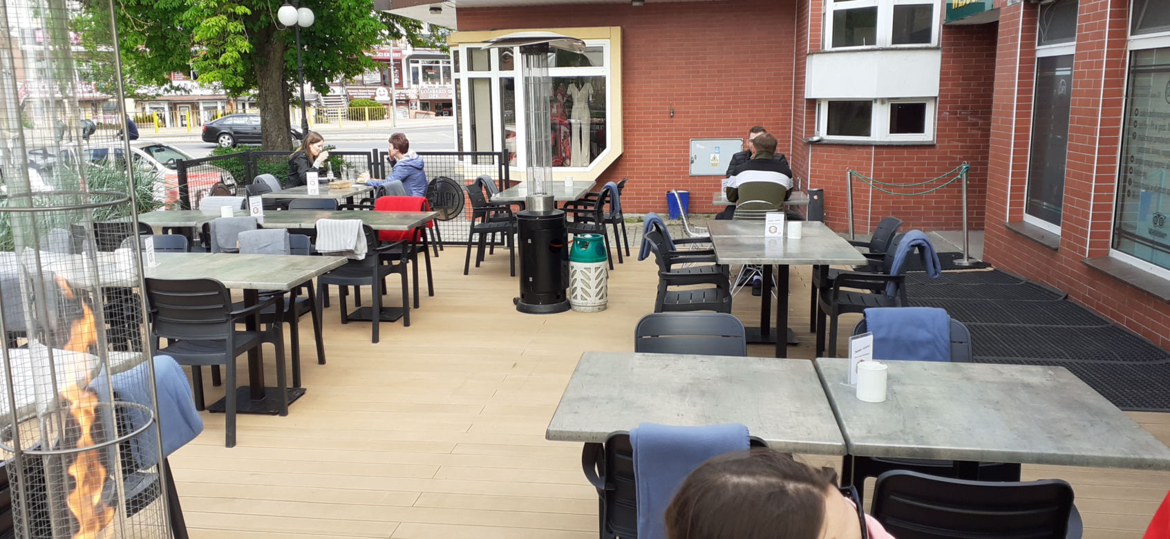 Przechodnie w Iławie bez maseczek oraz pierwsi klienci ogródków w restauracjach