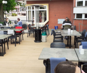 Przechodnie w Iławie bez maseczek oraz pierwsi klienci ogródków w restauracjach