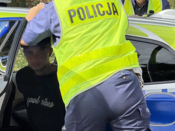 Kompletnie pijany kierowca Jagura gruchnął w Audi i rozbił się na drzewie. Jedna osoba w szpitalu