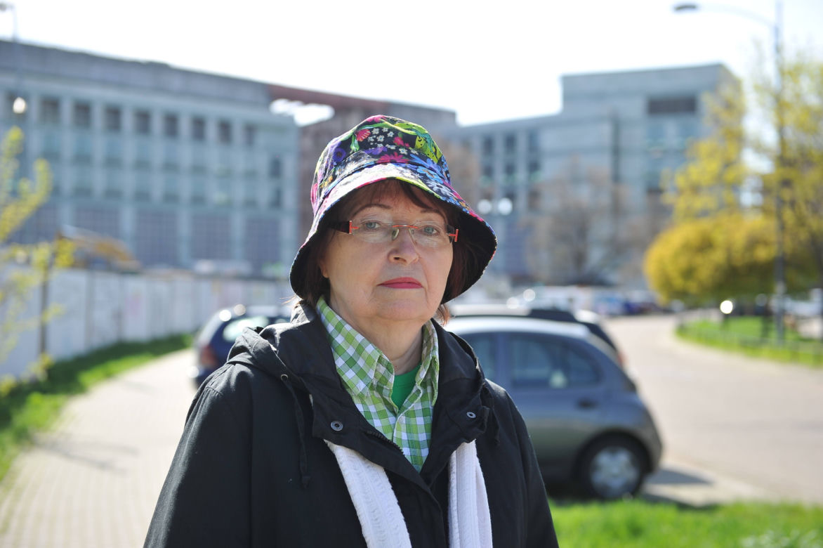 Zaczęli burzyć szkieletor. Mieszkańcy są wściekli, że ciężarówki rozjeżdżają im ulicę 