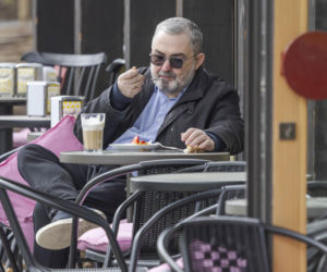 Karol Karski w lesie