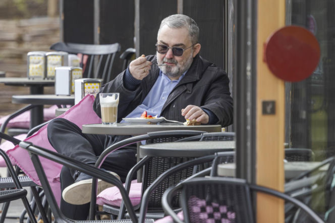 Karol Karski w lesie