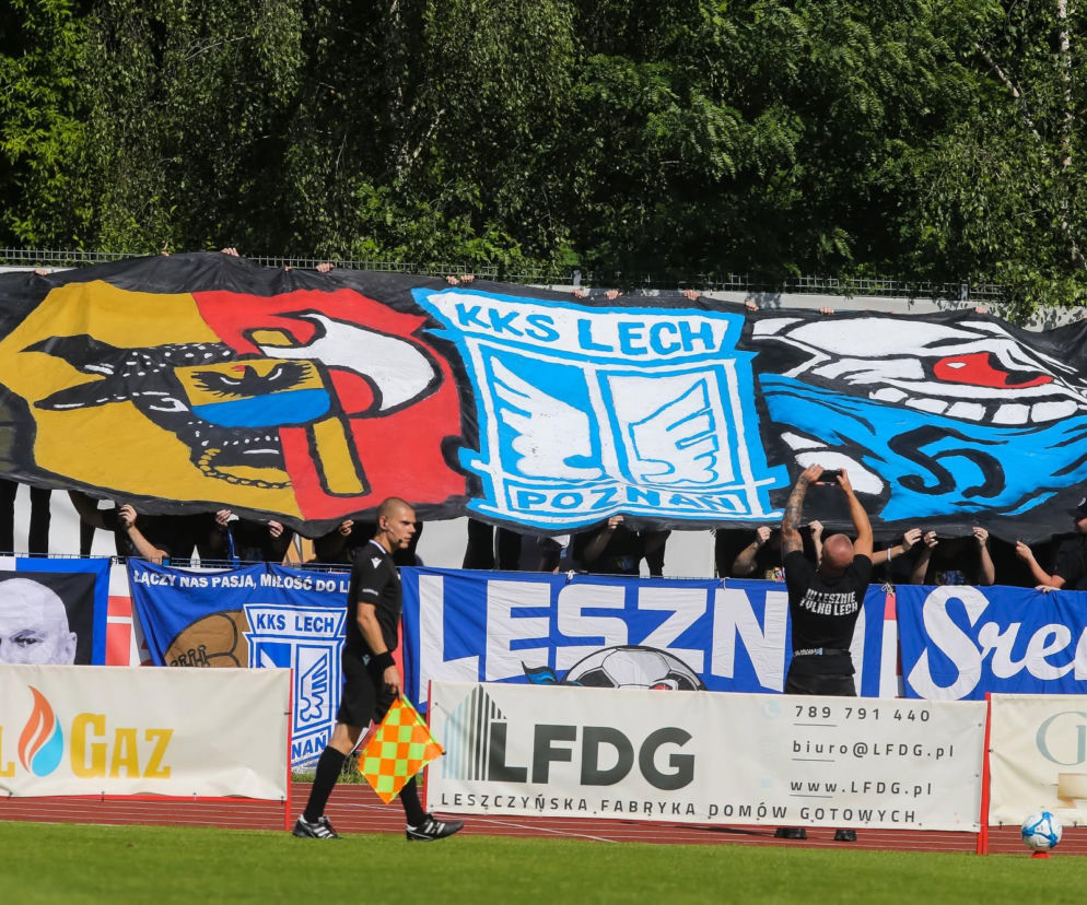 Kibice Kolejorza na meczu z Polonią Leszno