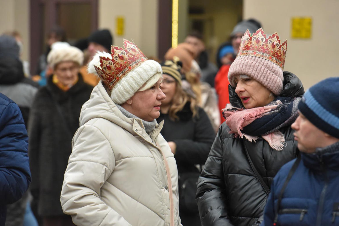 Orszak Trzech Króli 2025 w Toruniu: Kopernik towarzyszył Mędrcom ze Wschodu. Zdjęcia ze starówki
