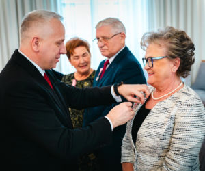 Złoty Gody par małżeńskich w Siedlcach - wręczenie pamiątkowych medali