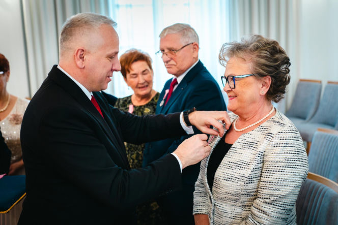 Złoty Gody par małżeńskich w Siedlcach - wręczenie pamiątkowych medali