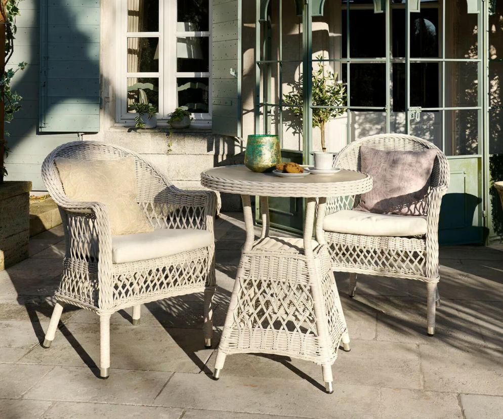 Naturalny minimalizm i wielofunkcyjność. Meble i dodatki ogrodowo-tarasowe 2026