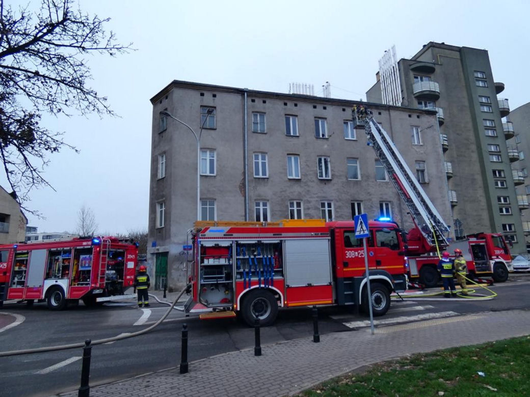Warszawa. Płonie kamienica na Kamionku! Na miejscu osiem zastępów straży pożarnej!