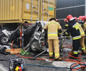 Makabryzny wypadek w Kielcach! Osobówka zmiażdżona przez ciężarówkę! Myślałem, że z auta wyciągniemy ludzką papkę!
