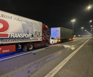 Dramat pod Antwerpią. Polska ciężarówka wbiła się w auta stojące w korku. Kierowcy walczą o życie w szpitalu