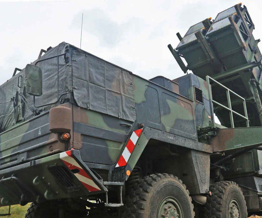 Ciężarówka z wyrzutnią systemu Patriot w kamuflażu. O presji sojuszników na przekazanie rakiet przeczytasz na SE Portal Obronny.
