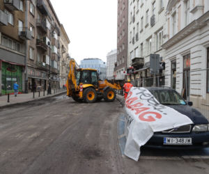 Armagedon w centrum Warszawy. Auta w kolejce do wypisania mandatów! Rozkopują pl. Pięciu Rogów