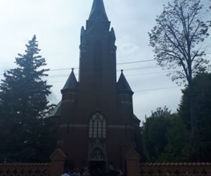 Pogrzeb tragicznie zmarłego księdza Jaromira Buczaka. Tłumy ludzi chcą go pożegnać [RELACJA Z UROCZYSTOŚCI]