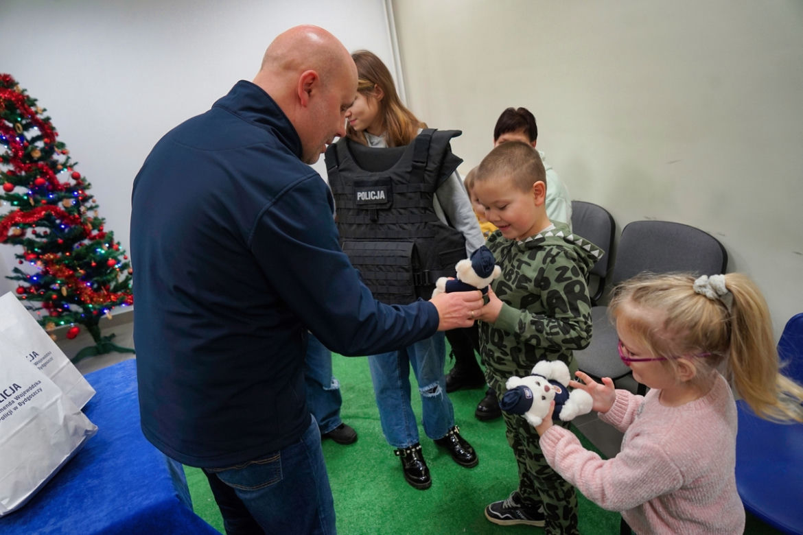 Policjanci z Bydgoszczy spełnili marzenie chorego na nowotwór Natanka! Piękny gest [ZDJĘCIA] 