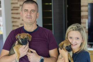 Tosia i Leosia leżały w rowie i żegnały się z życiem. Uratował je pan Tomasz z partnerką