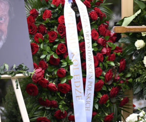 Wieńce na pogrzebie Edwarda Linde-Lubaszenki. Żałobnicy pożegnali artystę pięknymi kwiatami