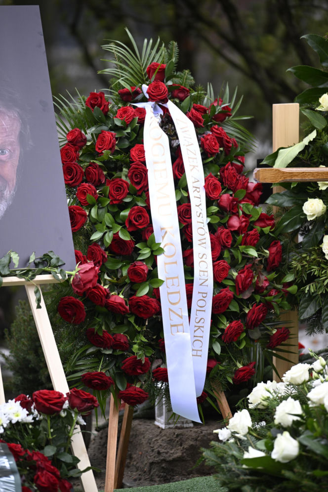 Wieńce na pogrzebie Edwarda Linde-Lubaszenki. Żałobnicy pożegnali artystę pięknymi kwiatami