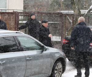 Kaczyński salutuje kierowcy