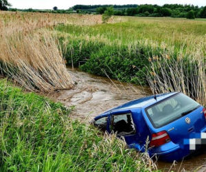 Wypadek w powiecie strzelińskim: Volkswagen wypadł z drogi i wpadł do rzeki